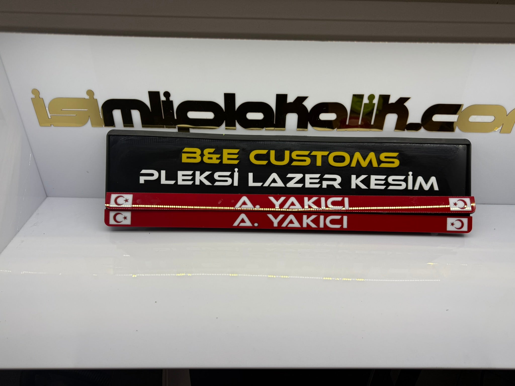 Kırmızı Zemin Üstü Beyaz Yazı Parlak Pleksi Plakalık