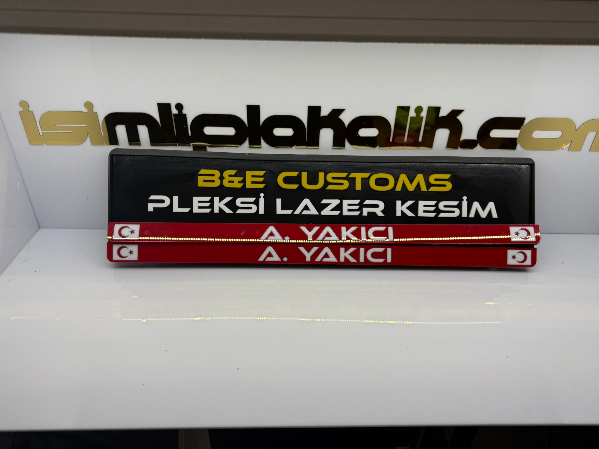 Kırmızı Zemin Üstü Beyaz Yazı Parlak Pleksi Plakalık