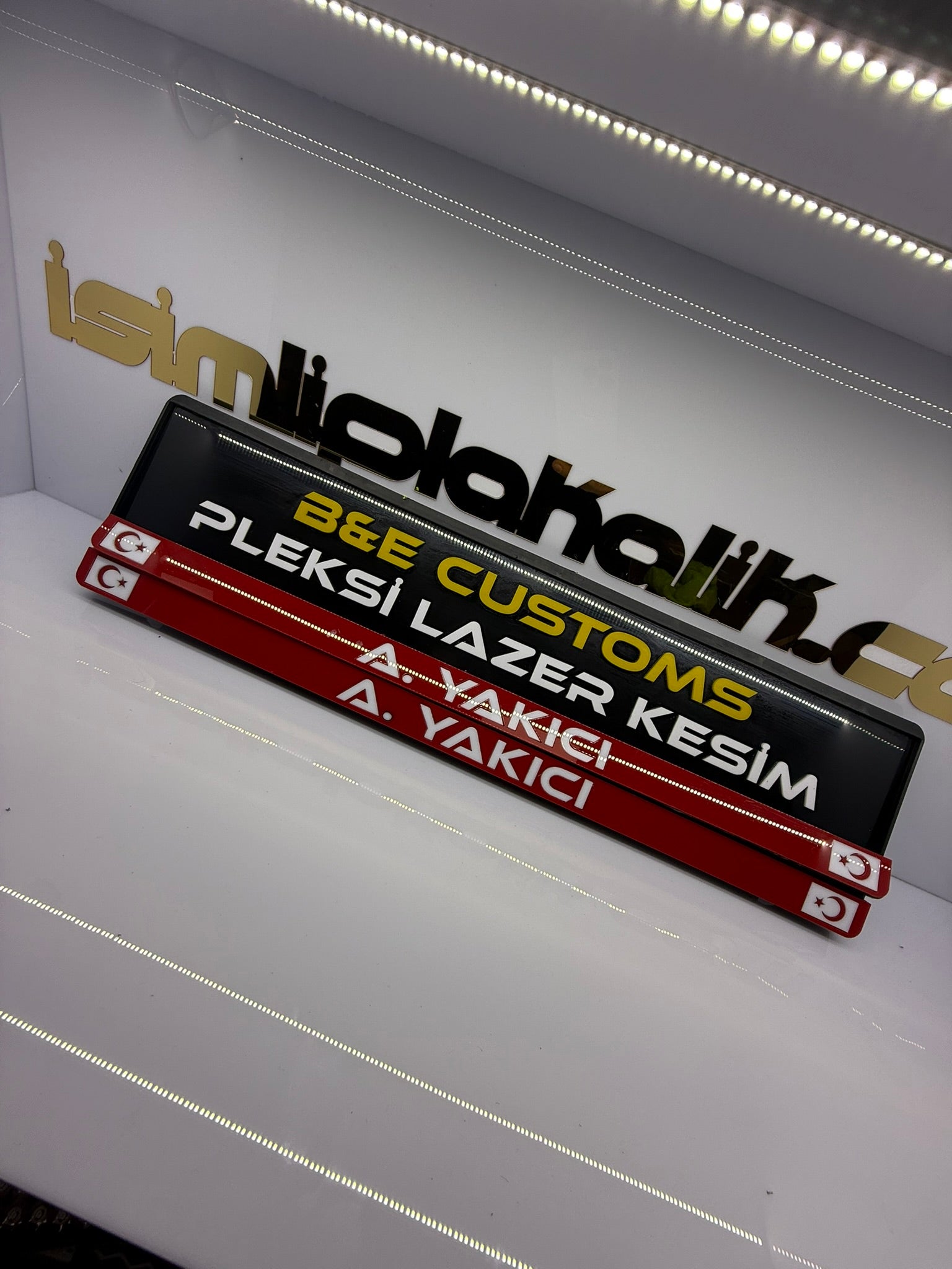 Kırmızı Zemin Üstü Beyaz Yazı Parlak Pleksi Plakalık