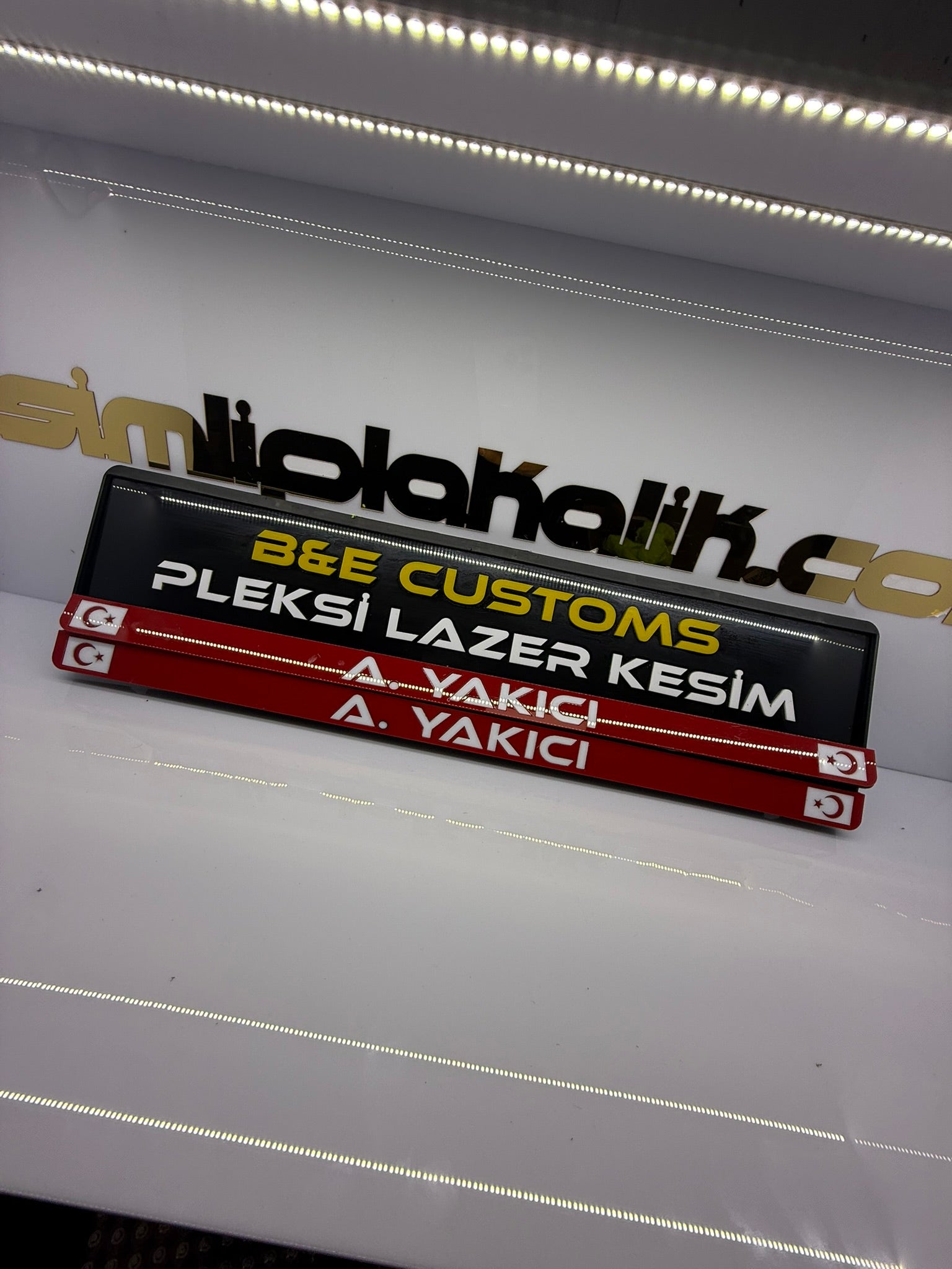 Kırmızı Zemin Üstü Beyaz Yazı Parlak Pleksi Plakalık