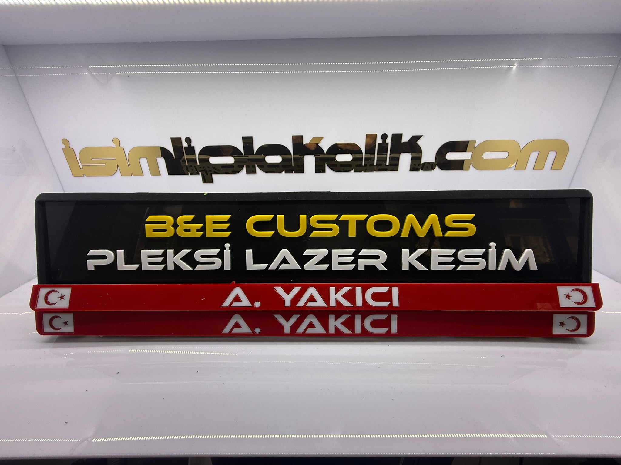 Kırmızı Zemin Üstü Beyaz Yazı Parlak Pleksi Plakalık