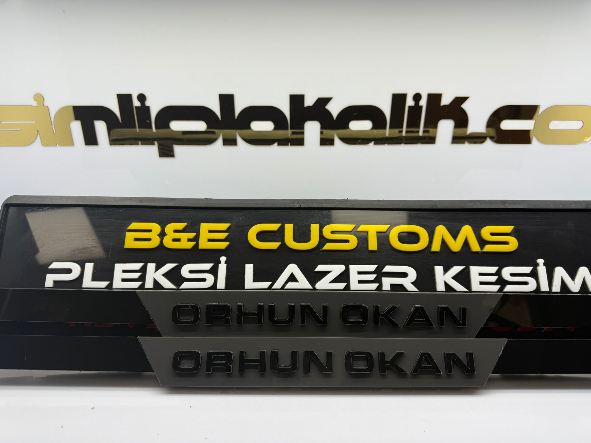 Nardo Gri Orta Detaylı Siyah Parlak Pleksi Plakalık