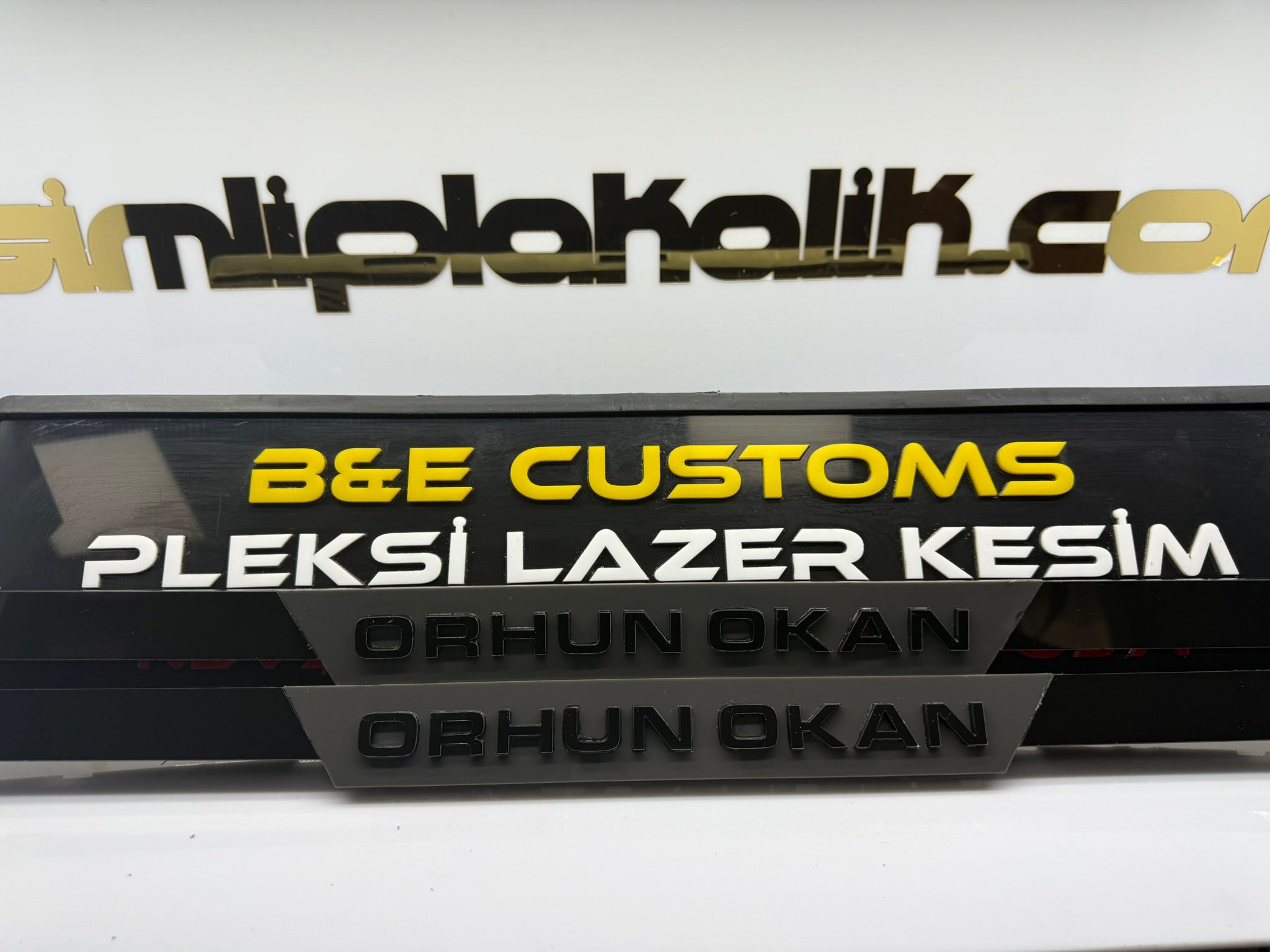 Nardo Gri Orta Detaylı Siyah Parlak Pleksi Plakalık