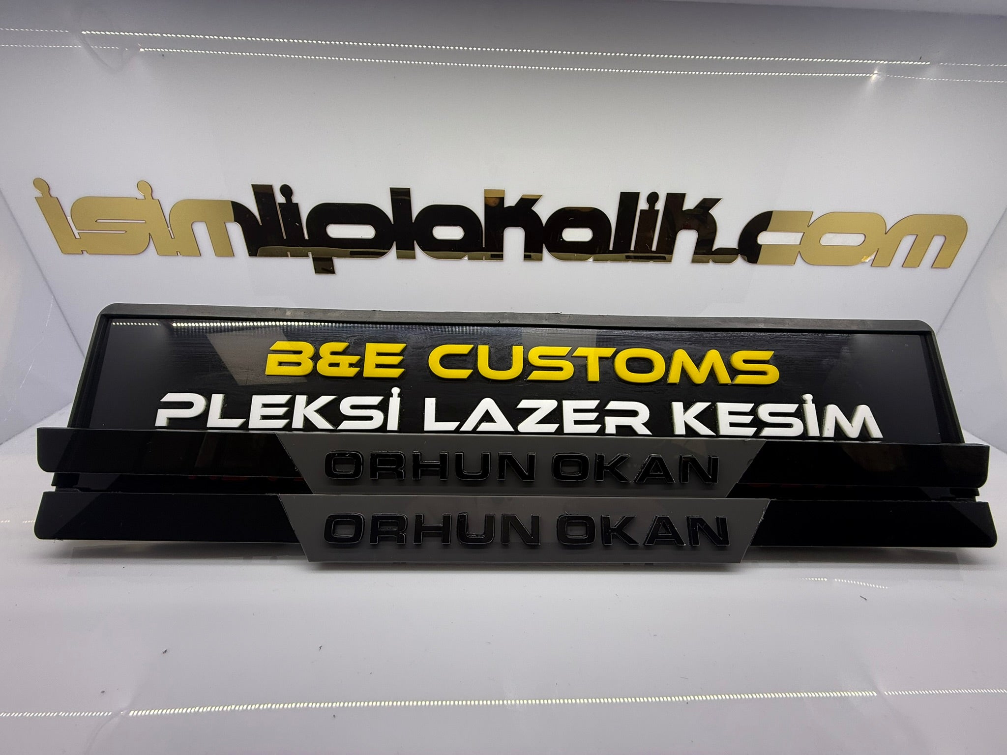 Nardo Gri Orta Detaylı Siyah Parlak Pleksi Plakalık