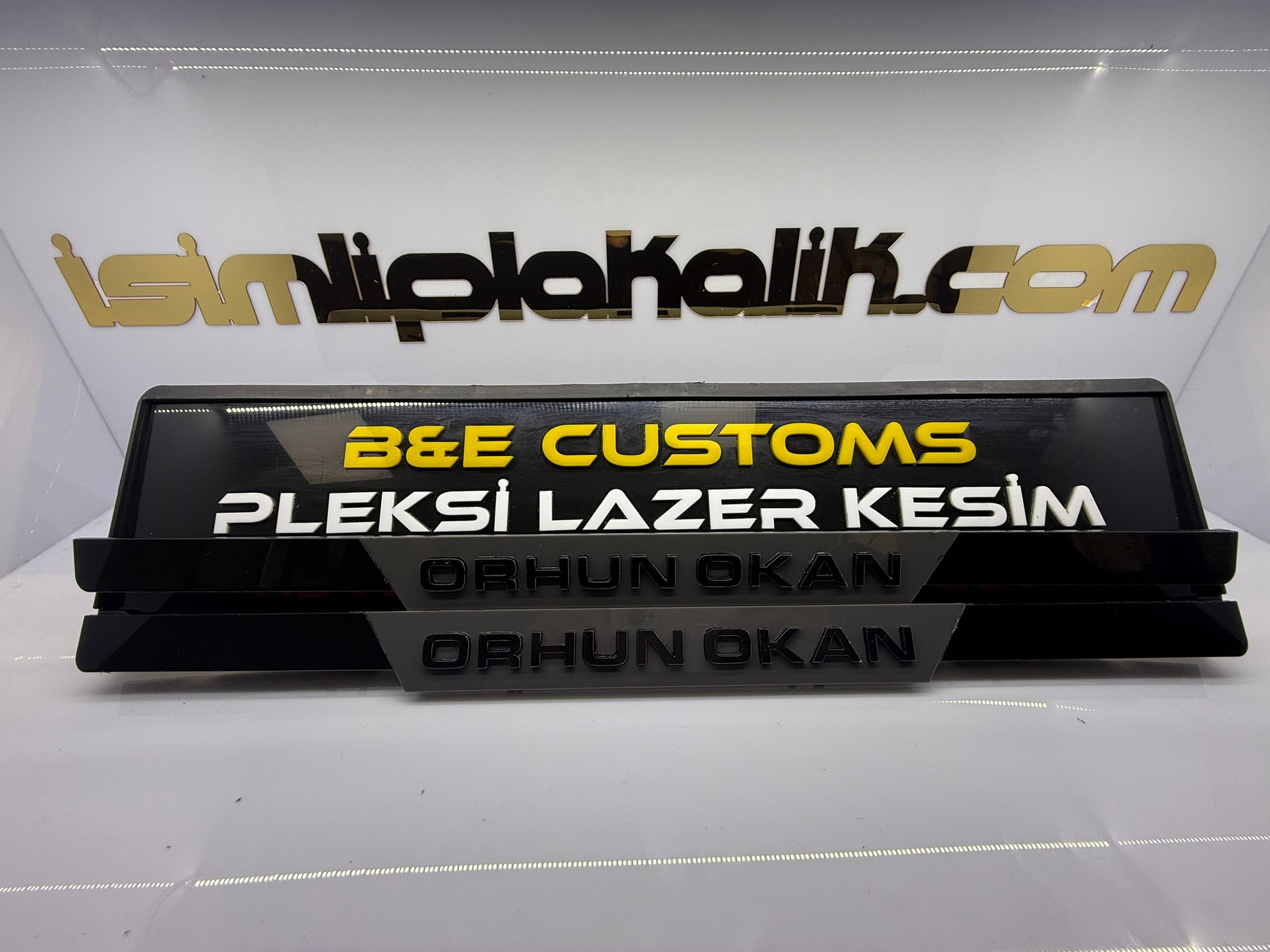 Nardo Gri Orta Detaylı Siyah Parlak Pleksi Plakalık