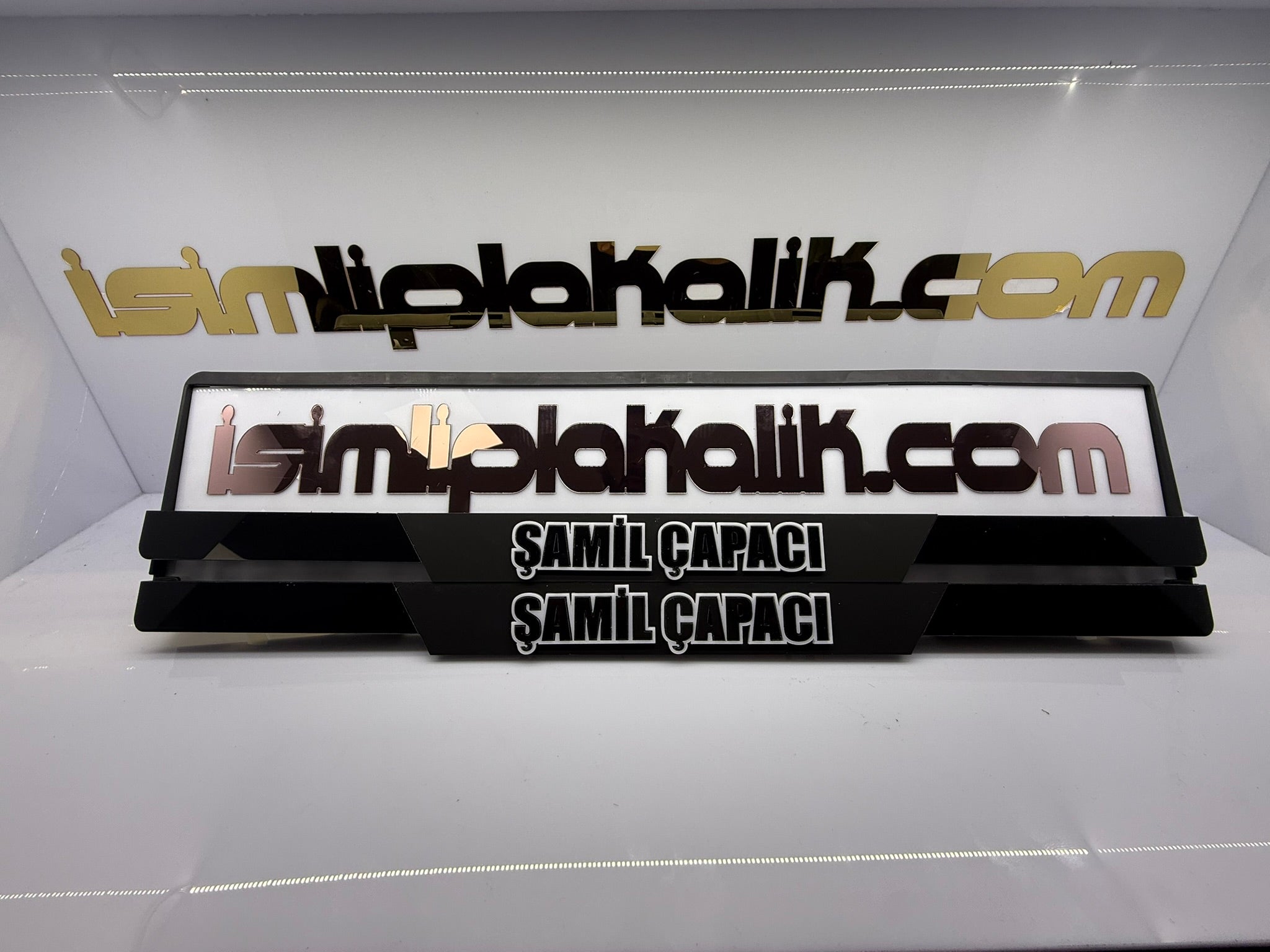 Füme Ayna Yazılı Siyah Parlak Pleksi Plakalık – Beyaz İsim Detaylı