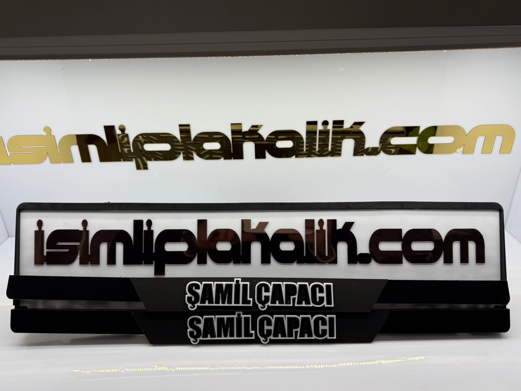 Füme Ayna Yazılı Siyah Parlak Pleksi Plakalık – Beyaz İsim Detaylı