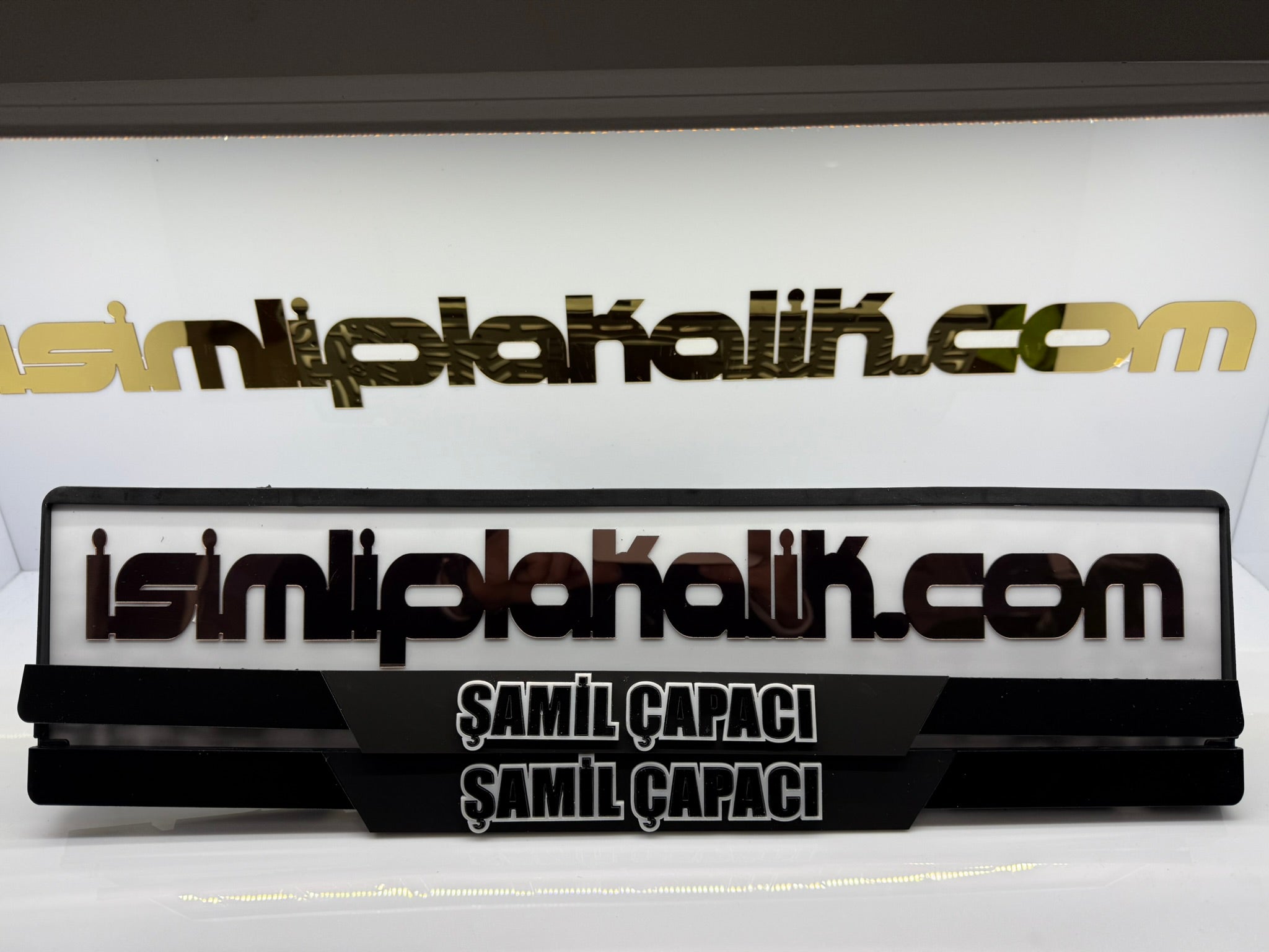 Füme Ayna Yazılı Siyah Parlak Pleksi Plakalık – Beyaz İsim Detaylı