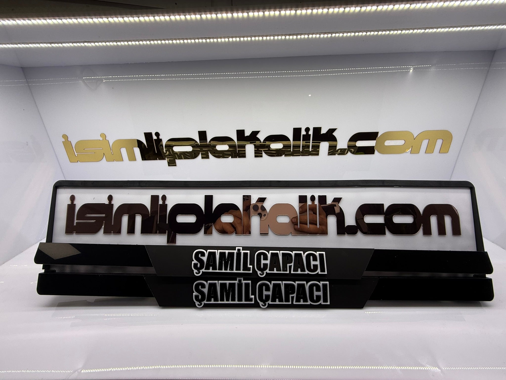 Füme Ayna Yazılı Siyah Parlak Pleksi Plakalık – Beyaz İsim Detaylı