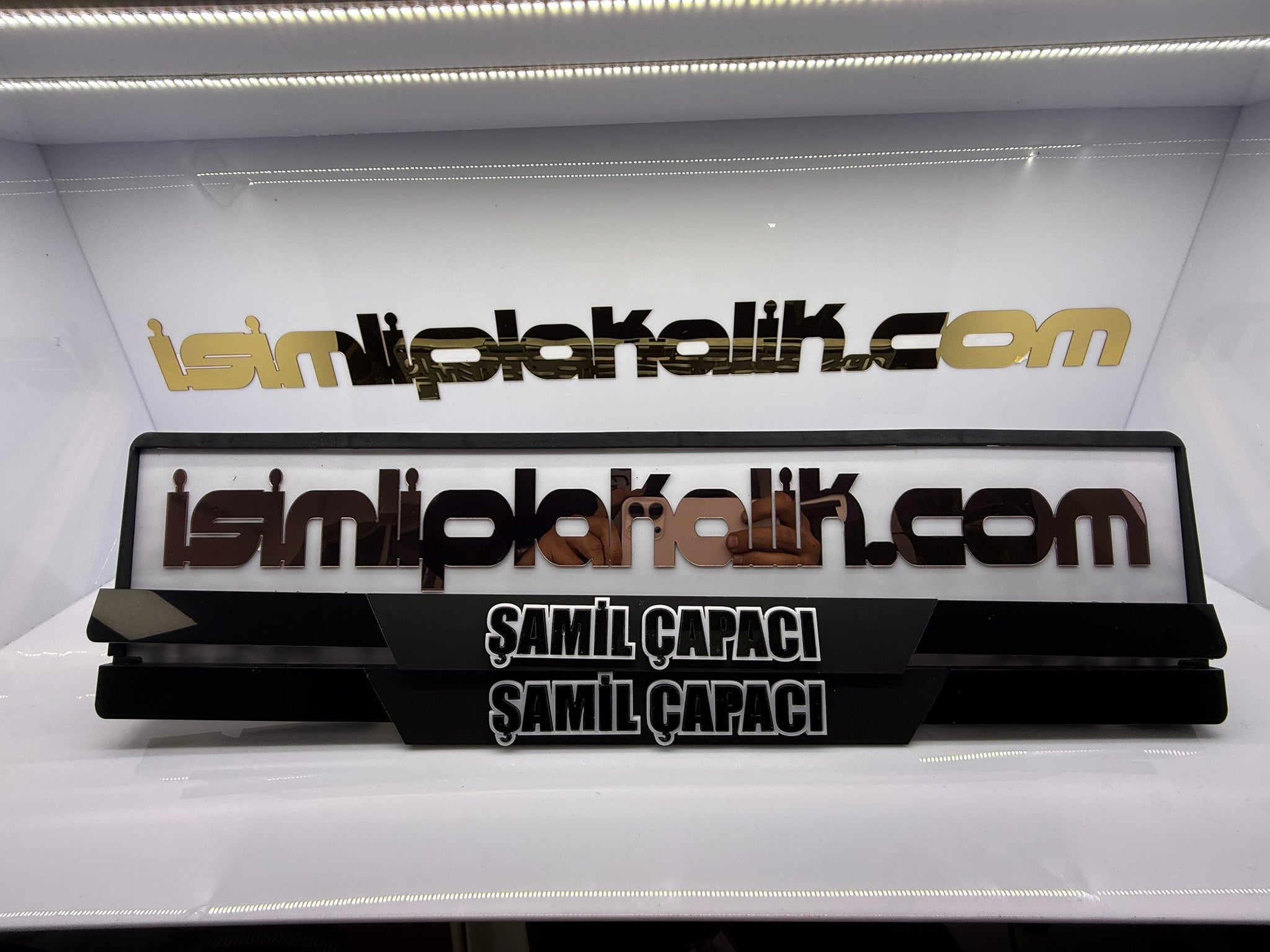 Füme Ayna Yazılı Siyah Parlak Pleksi Plakalık – Beyaz İsim Detaylı