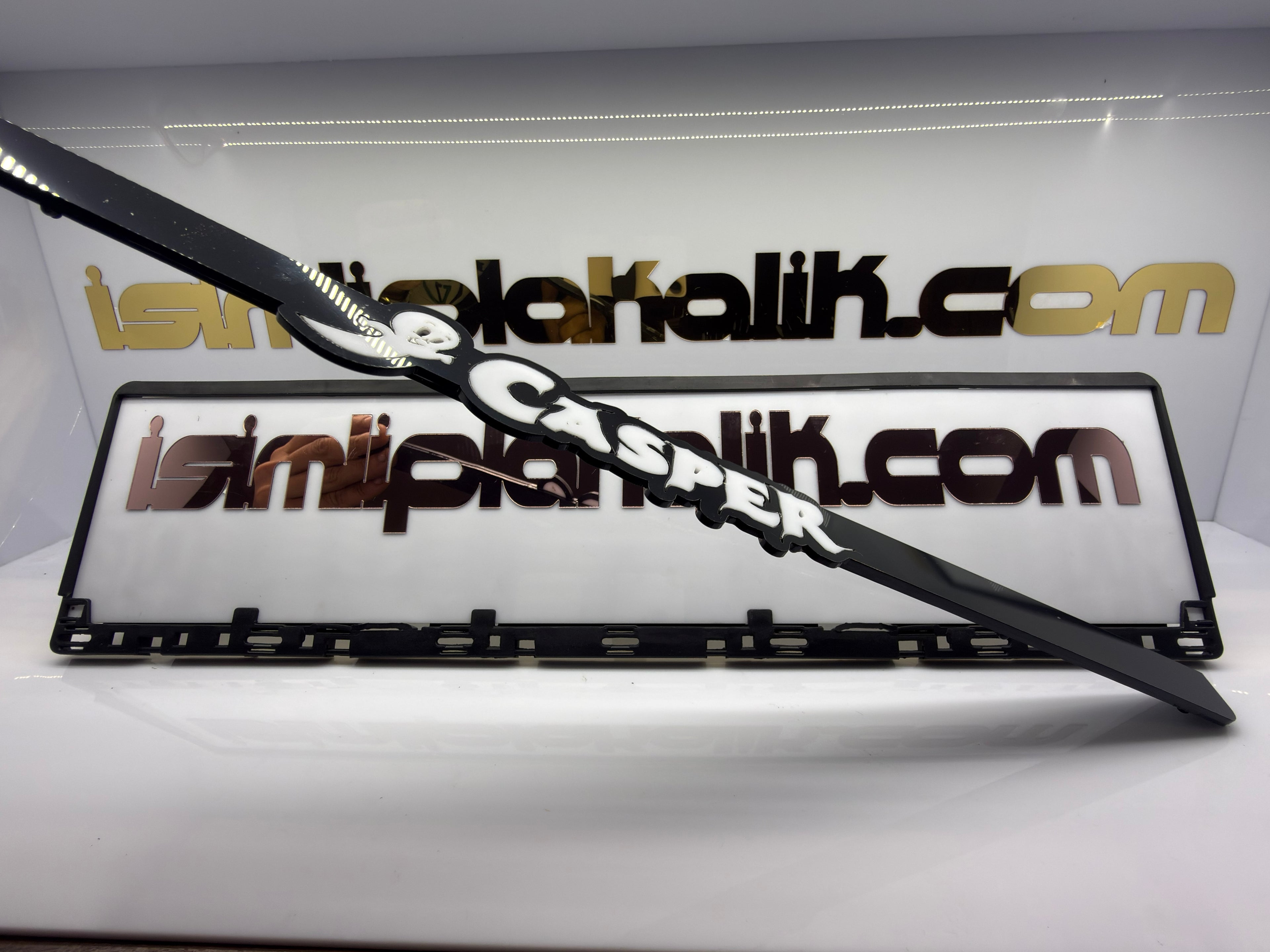 Casper Logolu Siyah Parlak Pleksi Plakalık