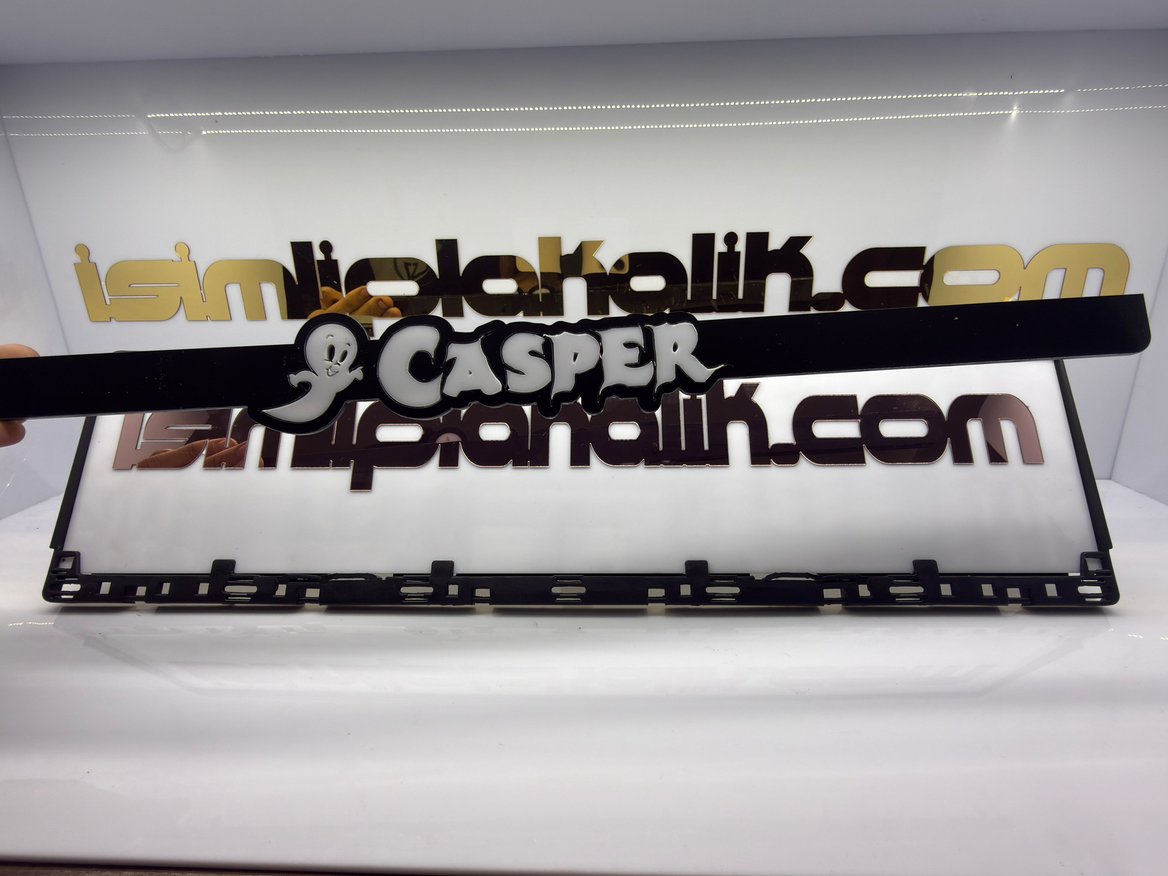 Casper Logolu Siyah Parlak Pleksi Plakalık