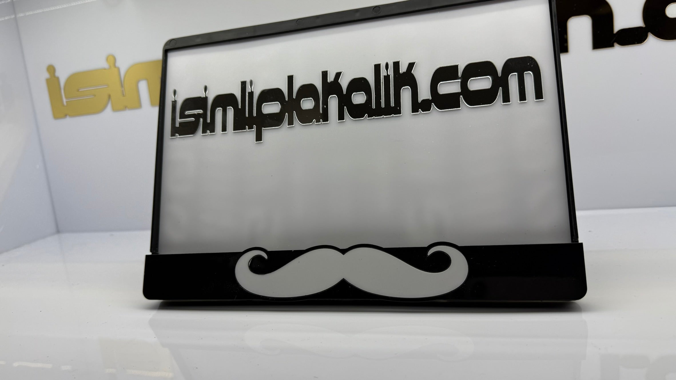 Bıyık Figürlü Siyah Parlak Pleksi Motorsiklet Plakalık