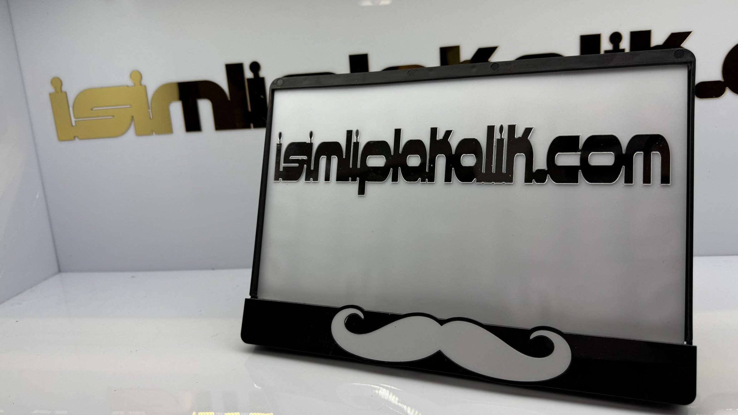 Bıyık Figürlü Siyah Parlak Pleksi Motorsiklet Plakalık