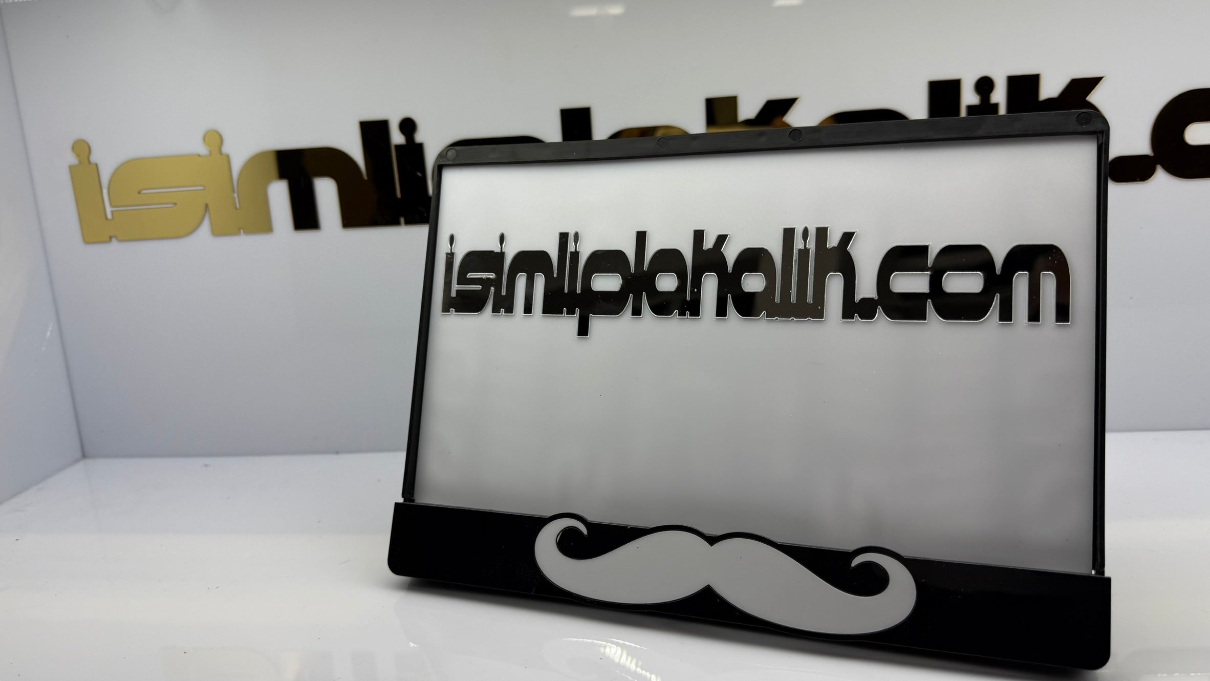 Bıyık Figürlü Siyah Parlak Pleksi Motorsiklet Plakalık