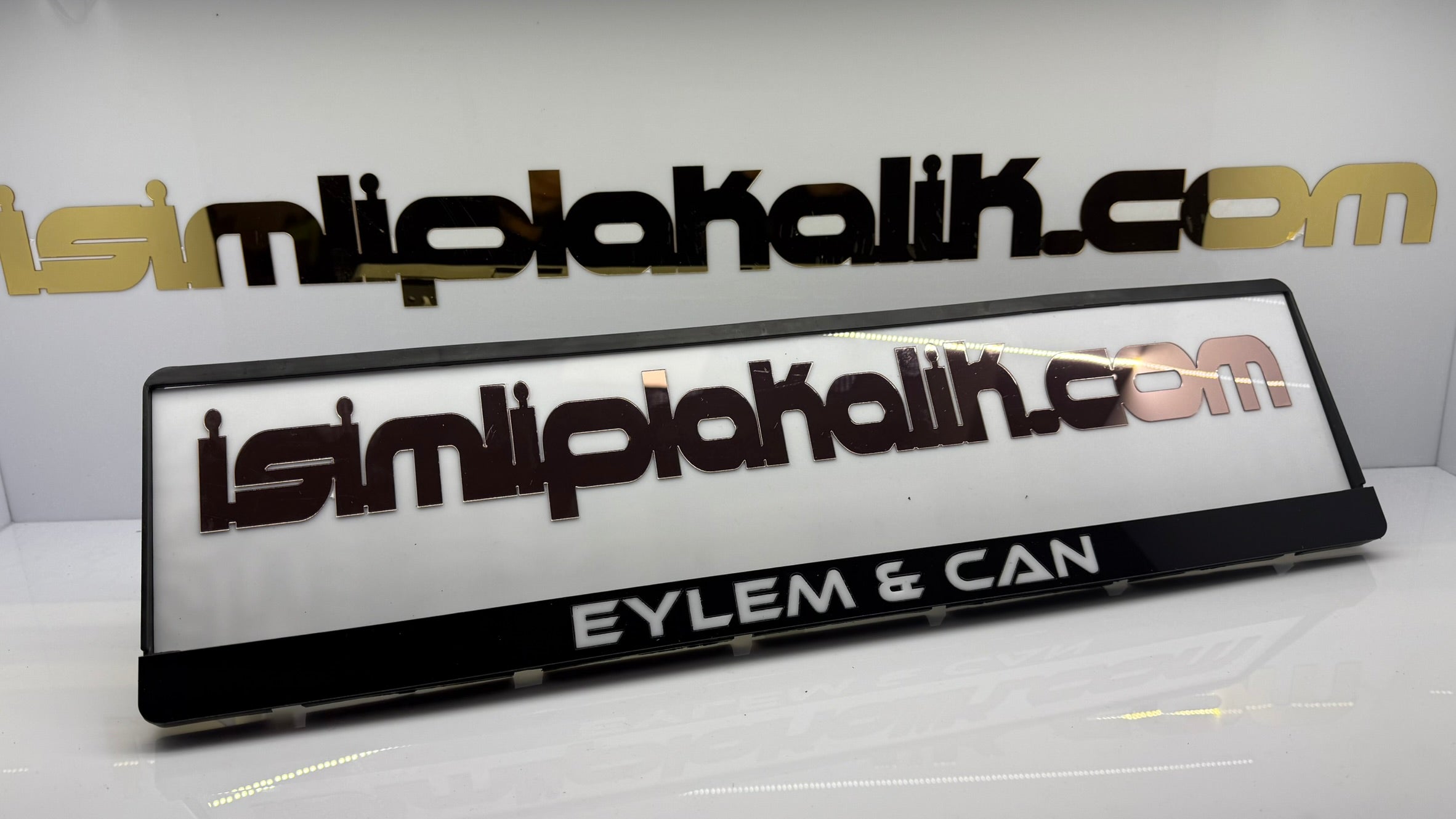 Pianoblack Zemin - Parlak Beyaz Yazı Modern Font