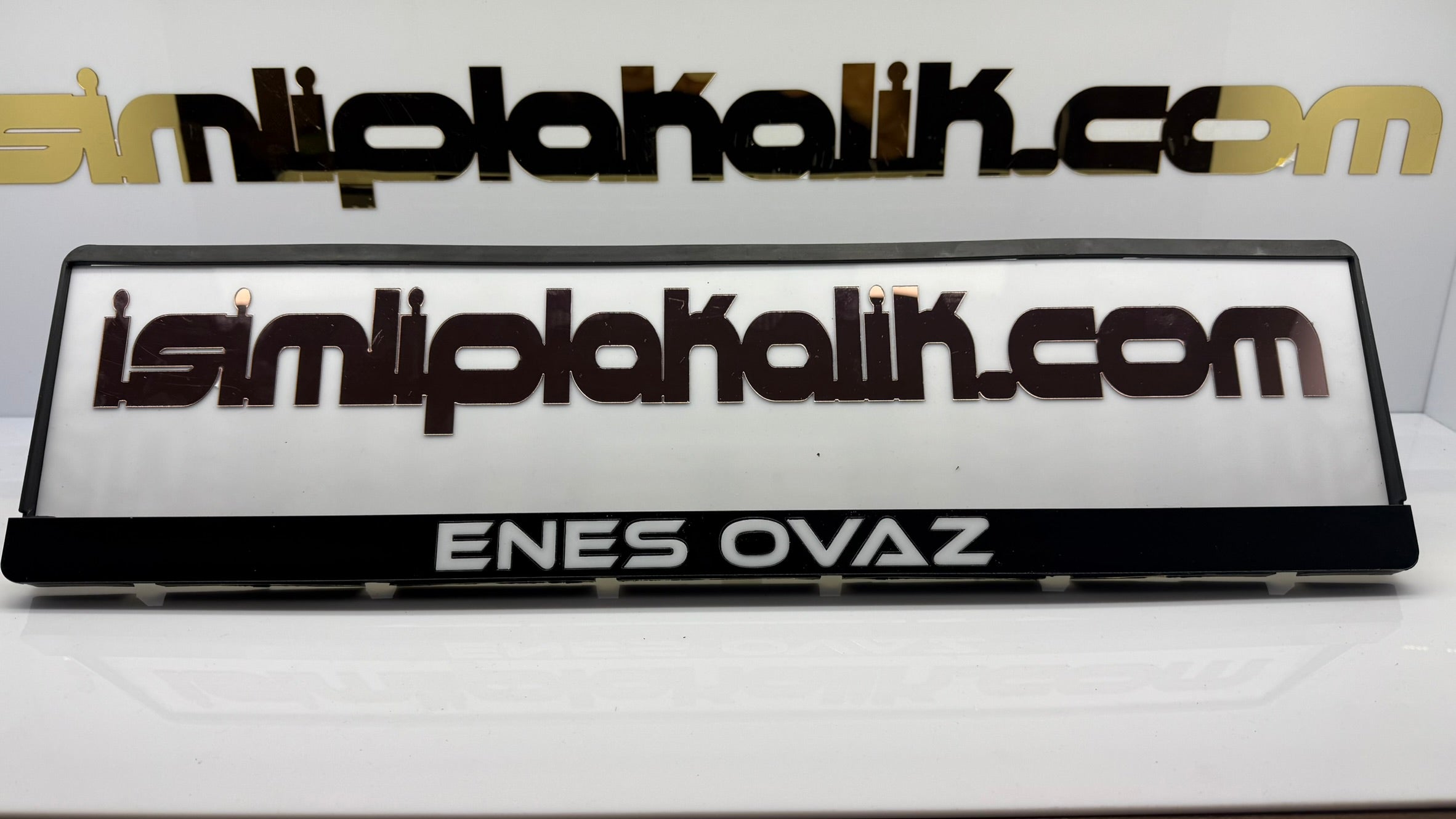 Pianoblack Zemin - Parlak Beyaz Yazı Modern Font