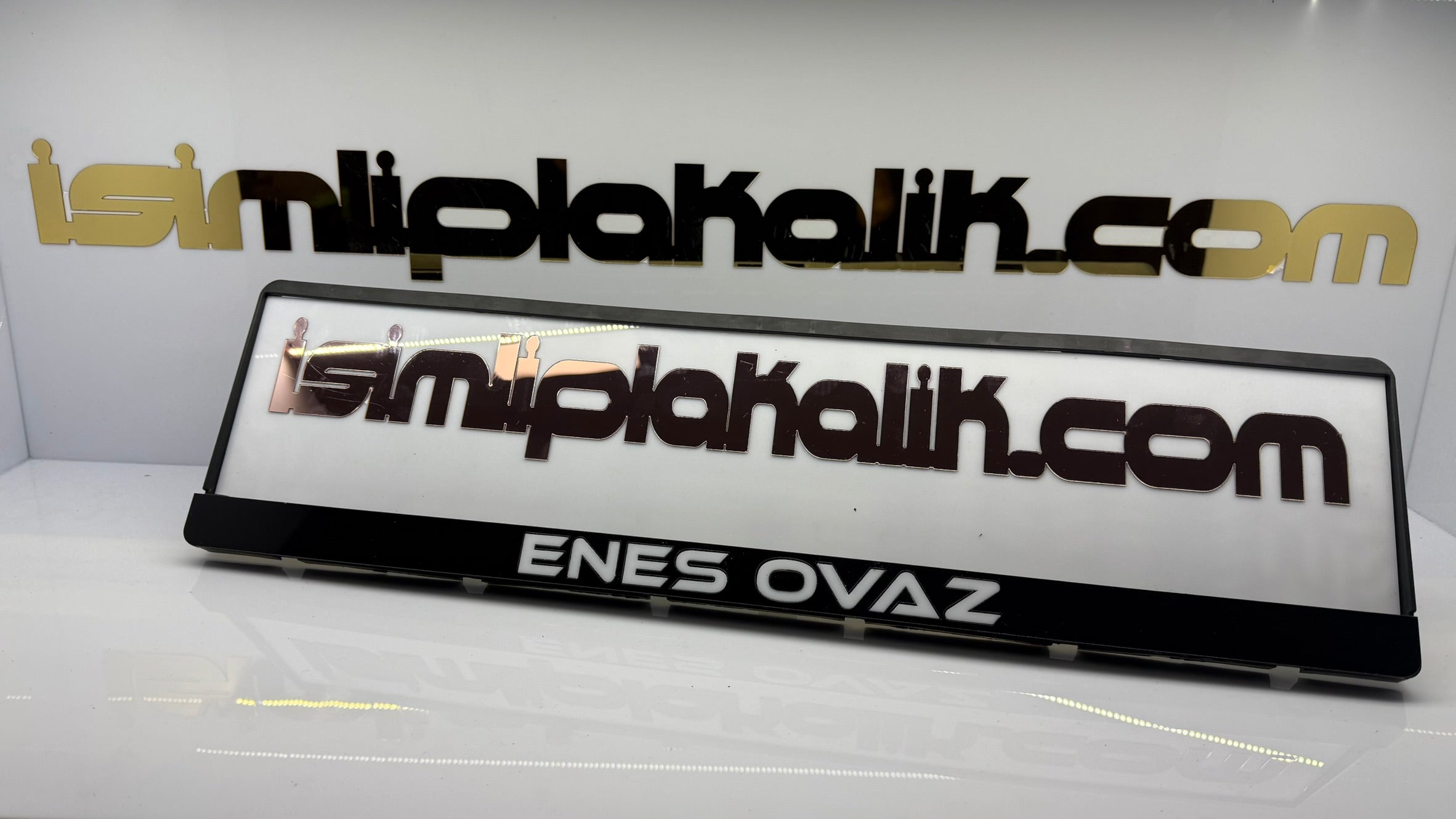 Pianoblack Zemin - Parlak Beyaz Yazı Modern Font