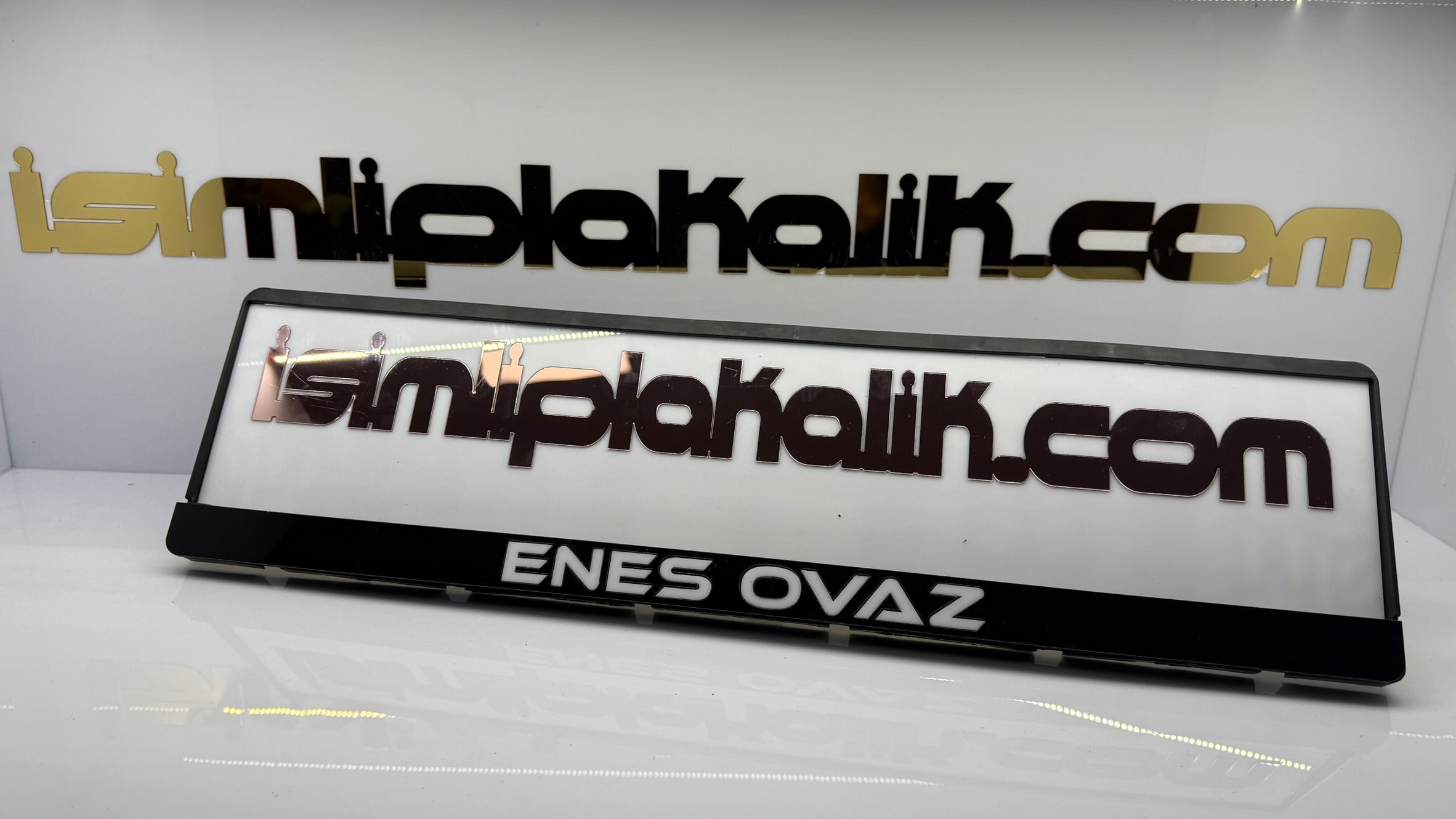 Pianoblack Zemin - Parlak Beyaz Yazı Modern Font