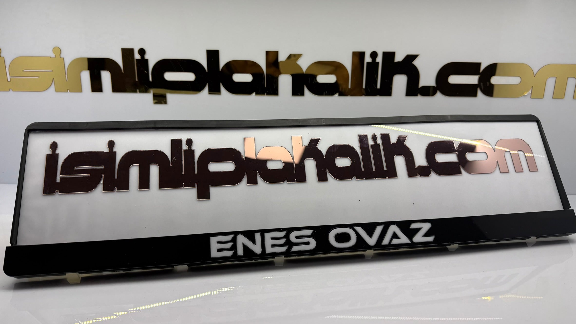 Pianoblack Zemin - Parlak Beyaz Yazı Modern Font