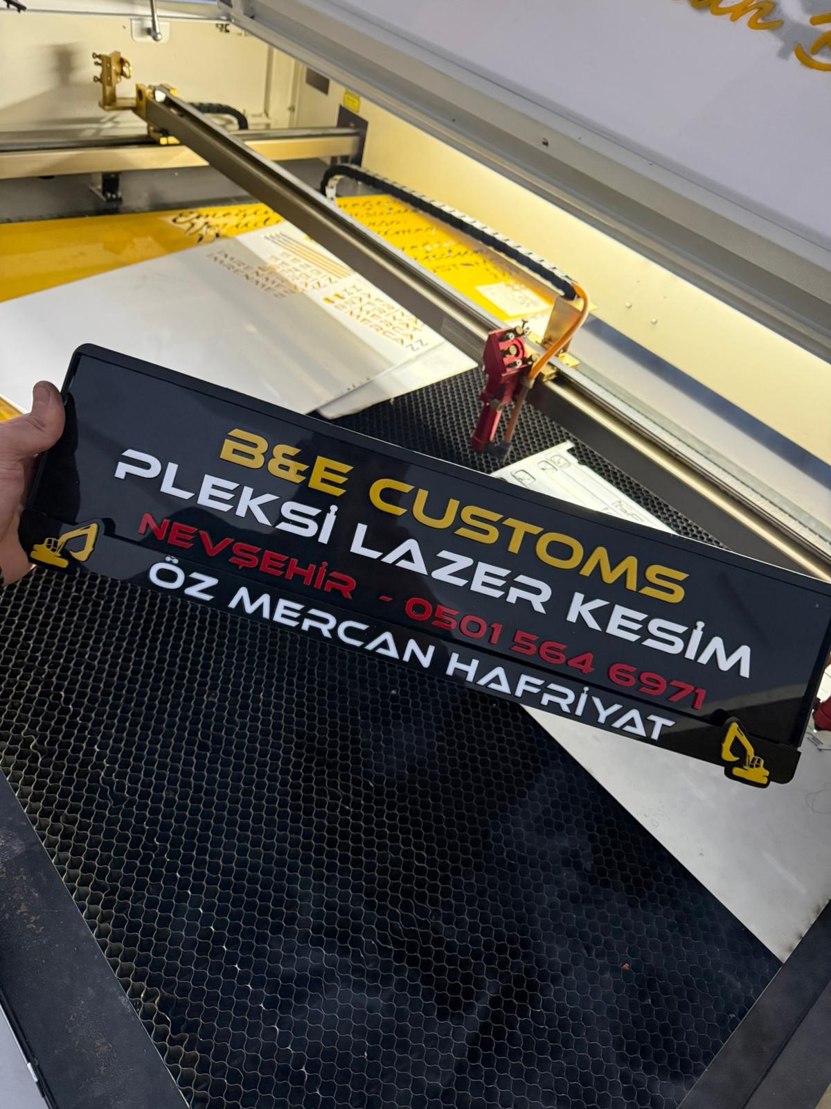 Pianoblack Zemin - Parlak Beyaz Yazı