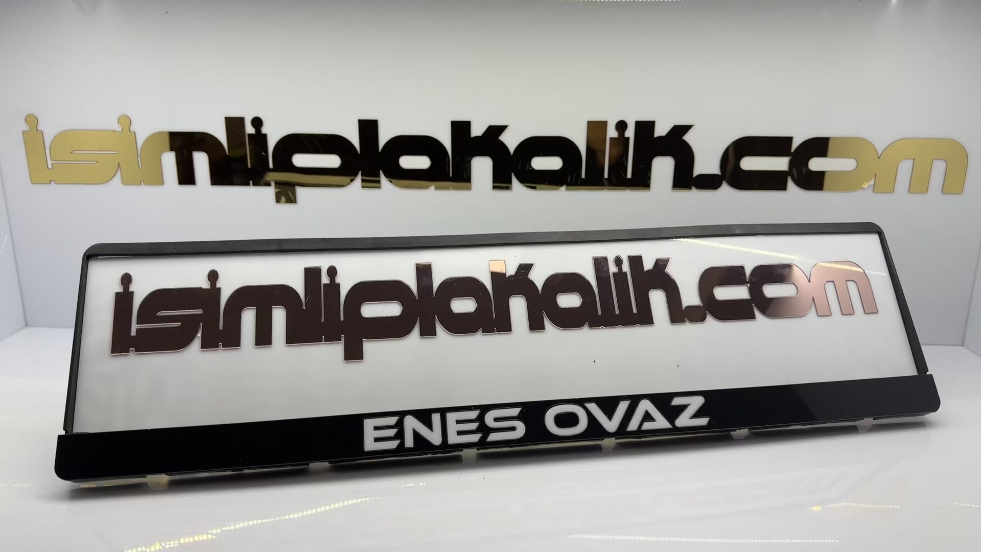 Pianoblack Zemin - Parlak Beyaz Yazı Modern Font