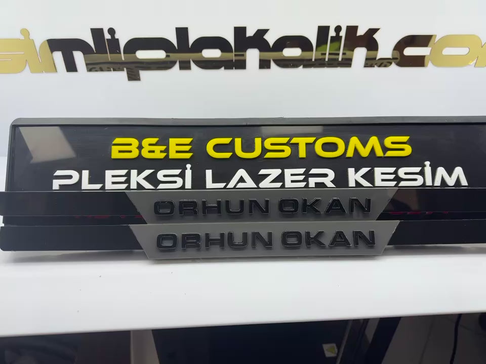 Nardo Gri Orta Detaylı Siyah Parlak Pleksi Plakalık